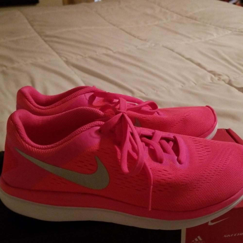 Nike hot pink flex run 4Y